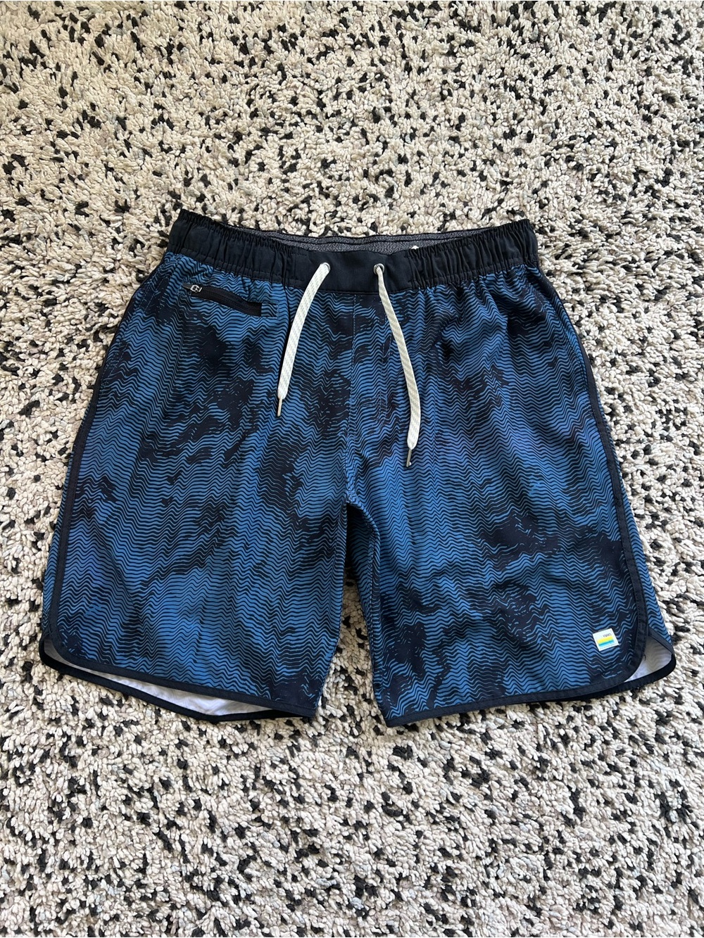 Vuori Banks Shorts V330 Blue Black Wave Pattern Print 8” Inseam Men’s Medium